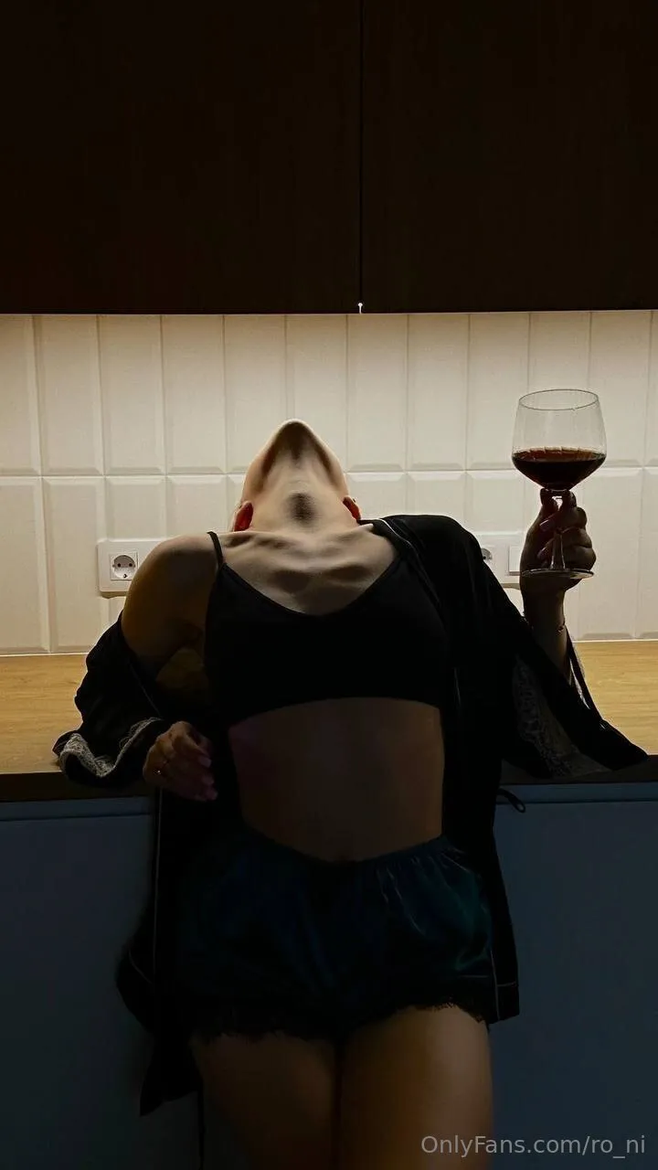 𝚁𝚘𝚗𝚒 🤍 OnlyFans premium content 1 - ro_ni exclusive collection